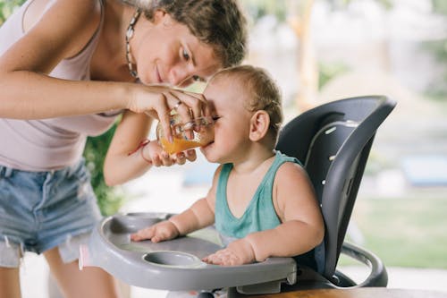parent helping toddler during mealtime